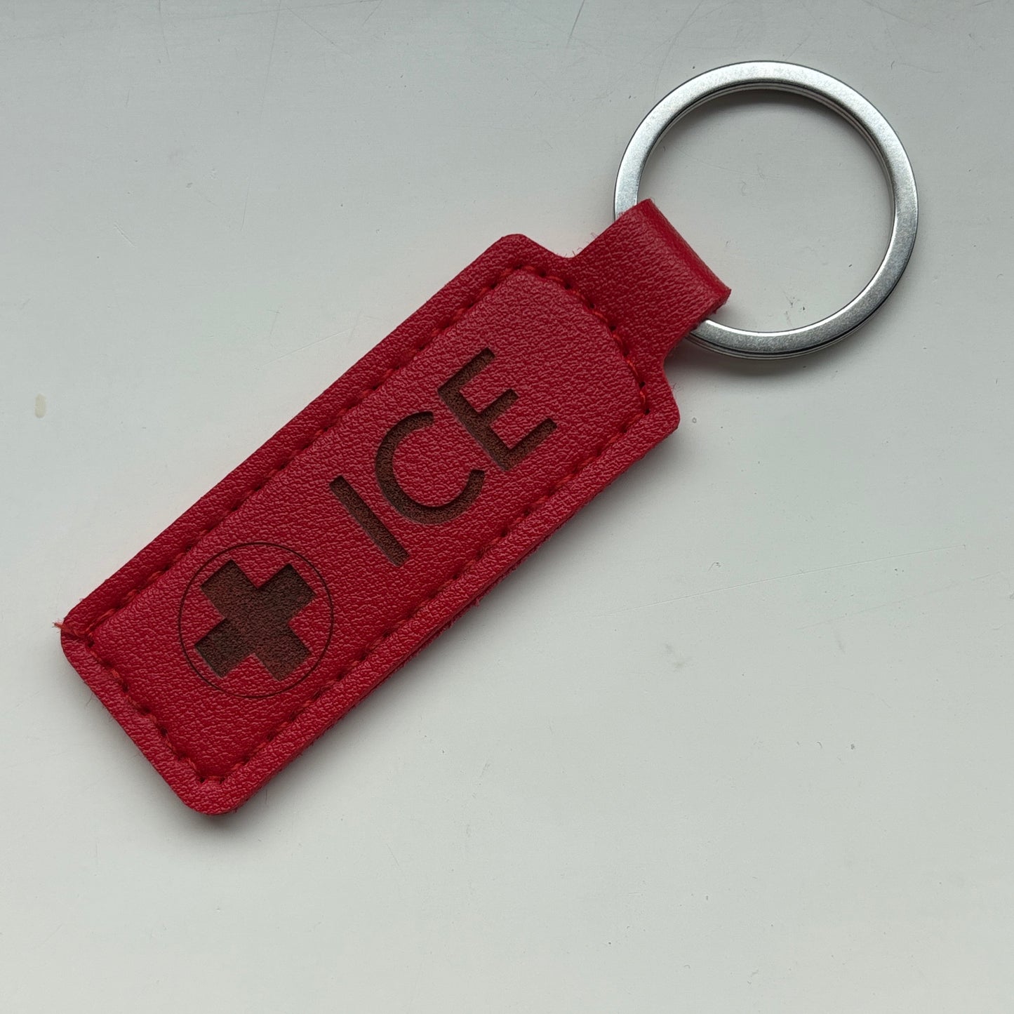Brelok ICE – skórzany identyfikator medyczny (czerwony)