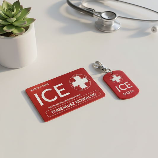 Zestaw ICE dla osób przyjmujących leki — karta i brelok, stetoskop w tle